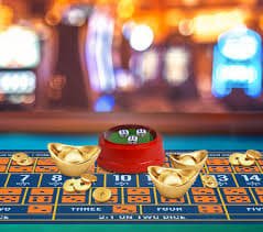 Live Roulette စားပွဲပေါ် ဘောလုံးလည်နေသောမြင်ကွင်း